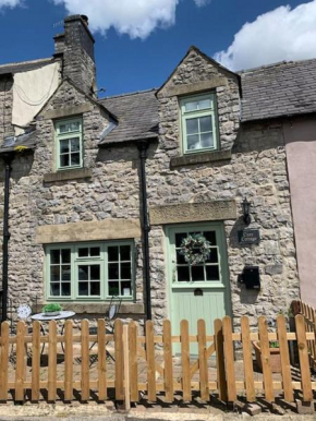 Gorgeous Cozy Cottage with a heritage feel, walks, pubs & wood burner